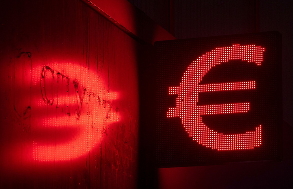 Еврото се изедначи со доларот за првпат по две децении