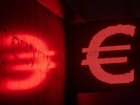 Еврото се изедначи со доларот за првпат по две децении