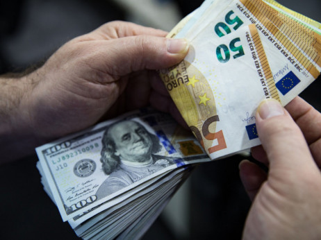 Разбиеното евро на граница на паритет со доларот