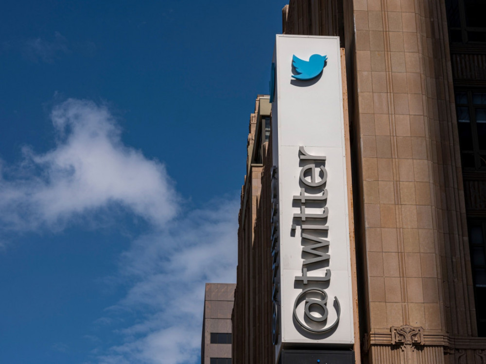 Маск почна со отпуштања во Твитер, работници поднесоа колективна тужба