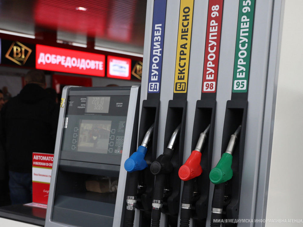 Нафтата ги поевтини, ама доларот притиска на цената на бензините