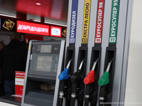 Нафтата ги поевтини, ама доларот притиска на цената на бензините