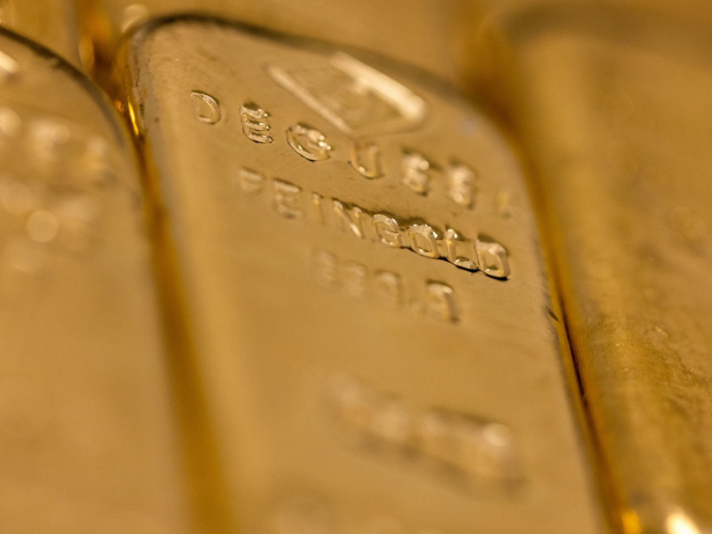 Златото падна по најголемата добивка во повеќе од еден месец