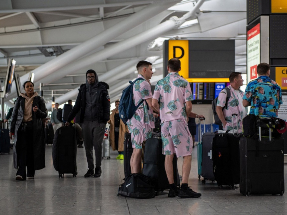 Евакуирани три француски аеродроми по дојава за бомби