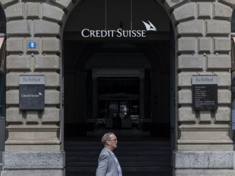 Акциите на „Кредит Суис“ потонаа, главниот акционер рече „не“ за повеќе инвестиции