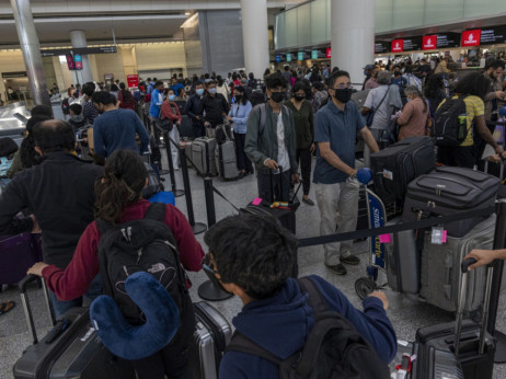 Хаос со багажот владее на аеродромите, патниците користат уреди за слeдење