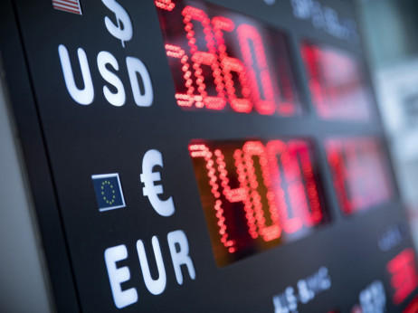 Еврото падна под вредноста на американскиот долар
