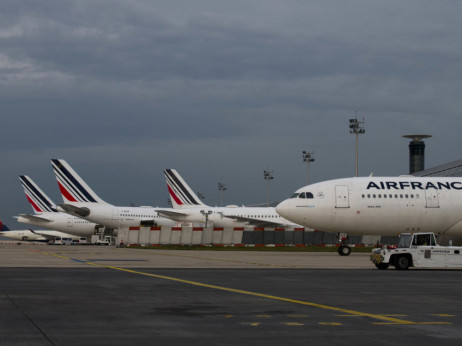 Хаос на аеродромите во Франција, откажани летови и гужва