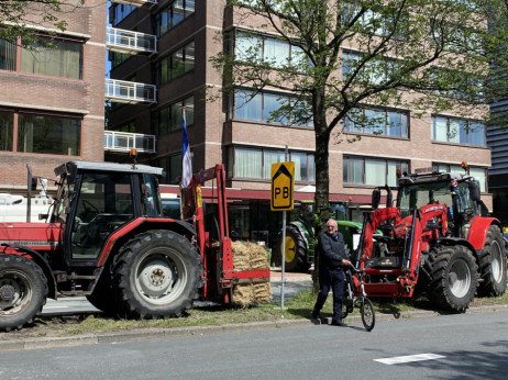 Земјоделците во Франција се подготвуваат за опсада на Париз