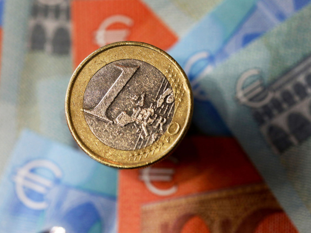 Зошто еврото се изедначи со доларот?