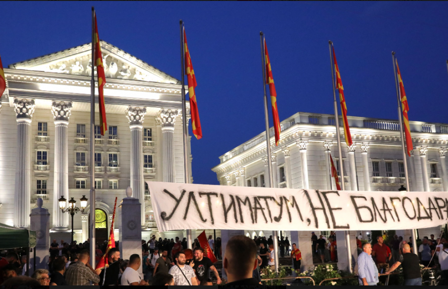 Повредени 40 полицајци, 11 приведени, премиерот го осуди насилството