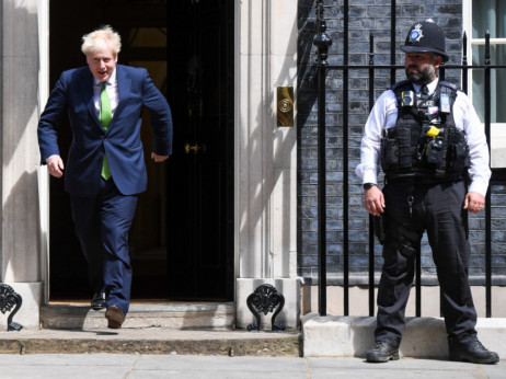 Борис Џонсон има проблеми, но британската економија засега е ОК