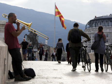 Домаќинствата и странците ја финансираат македонската економија