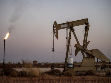 Нафтата тоне како Ковид засилува, кризата ќе потрае
