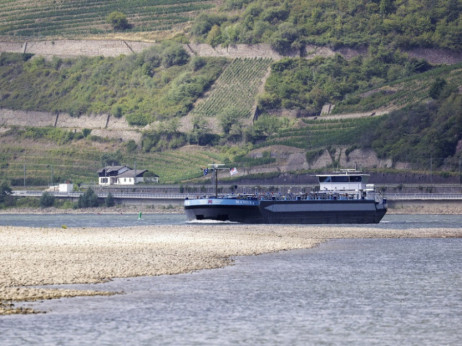 Нискиот водостој на важна река го отежнува транспортот на стоки во Европа