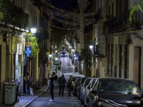 Франција апелира граѓаните да ги исклучуваат светилките по дома