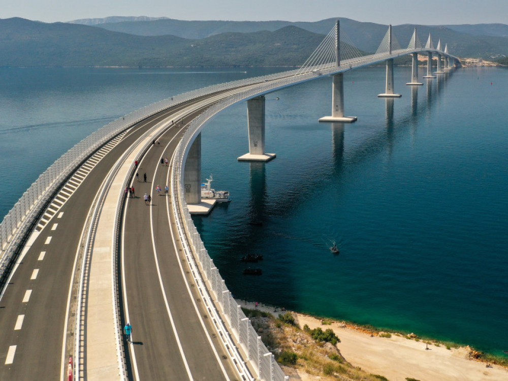 Хрватска официјално го отвори мостот Пелешац