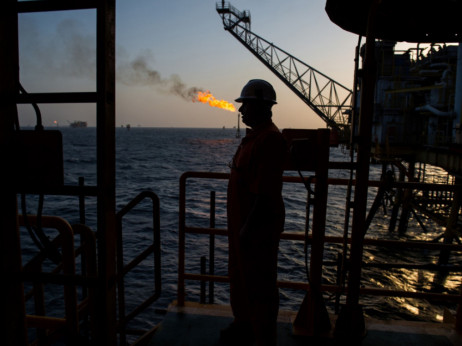 ИЕА: Побарувачката на нафта се зголемува како што поскапува гасот