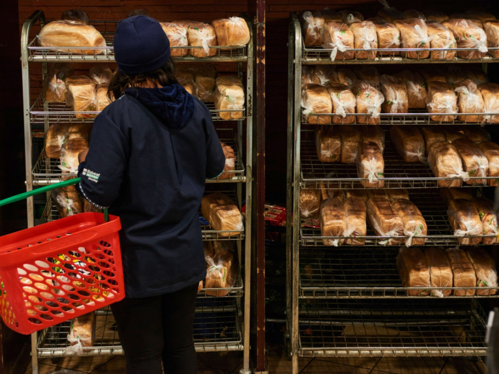 Владата ќе ја замрзне цената на лебот на 33 денари