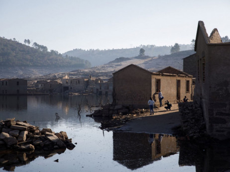 Сушата открива изгубени села, антички урнатини и бродоломи