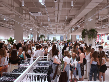Македонците му се израдуваа на отворањето на H&M