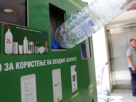 Апаратите за пластични шишиња се полнат по неколкупати дневно, наскоро нови