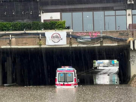 Невреме во Скопје, делови од градот под вода, има и повредени