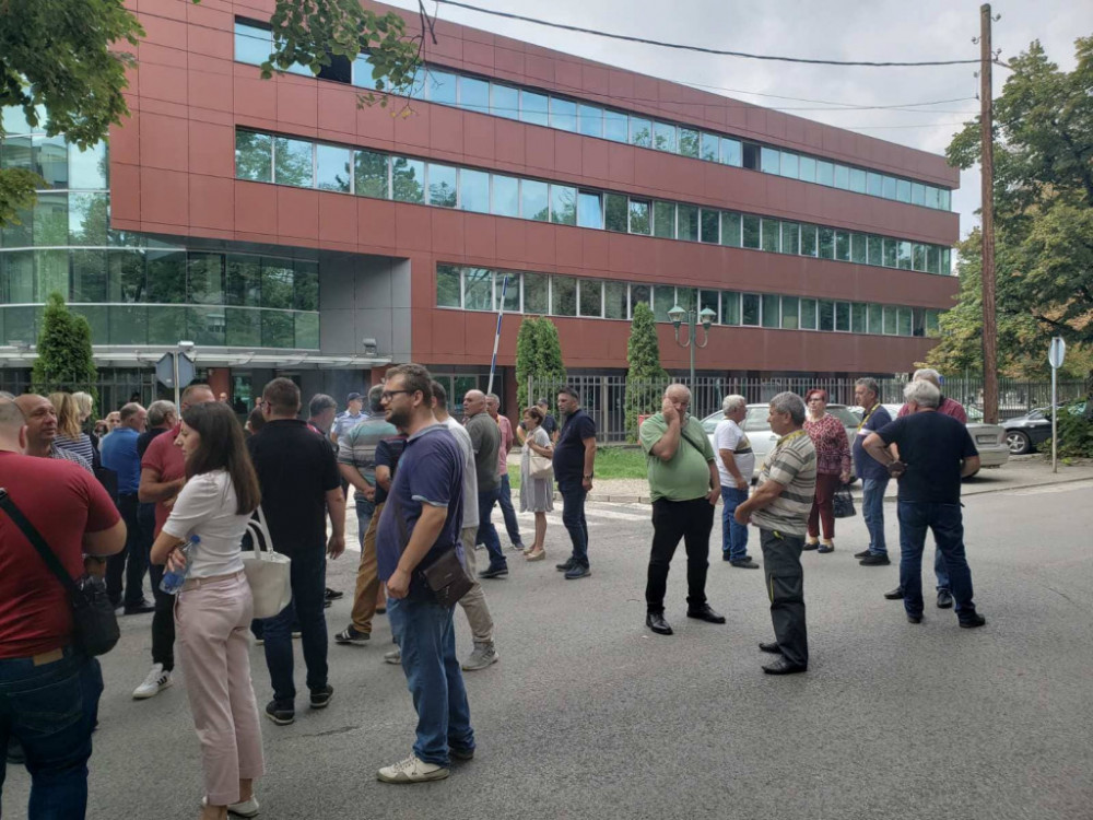 Вработените од Водостопанство на протест, Министерството им даде пари за плата