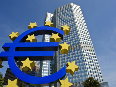 ЕЦБ го забави зголемувањето на каматите, но навести дека уште ќе затегнува