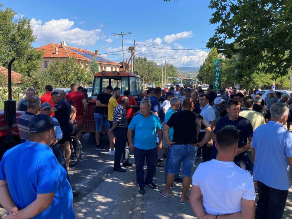 Оризопроизводителите го блокираа патот Кочани-Штип