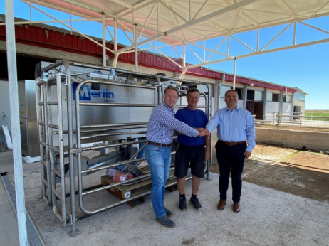 Инвестиција: Робот ќе молзе крави за млекото во Бимилк