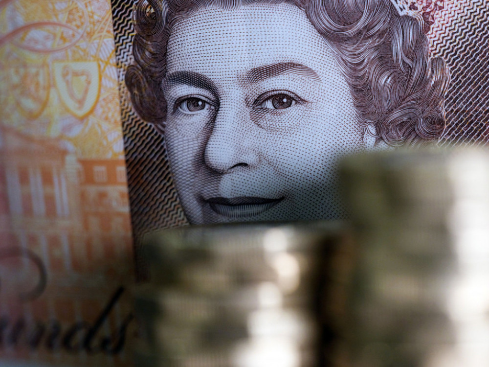 Фунтата на најниско ниво од 1985 година