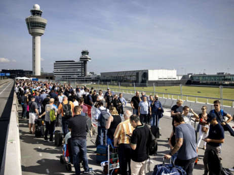 Аеродромот во Амстердам ќе опслужува помалку патници зашто не може да се справи со хаосот