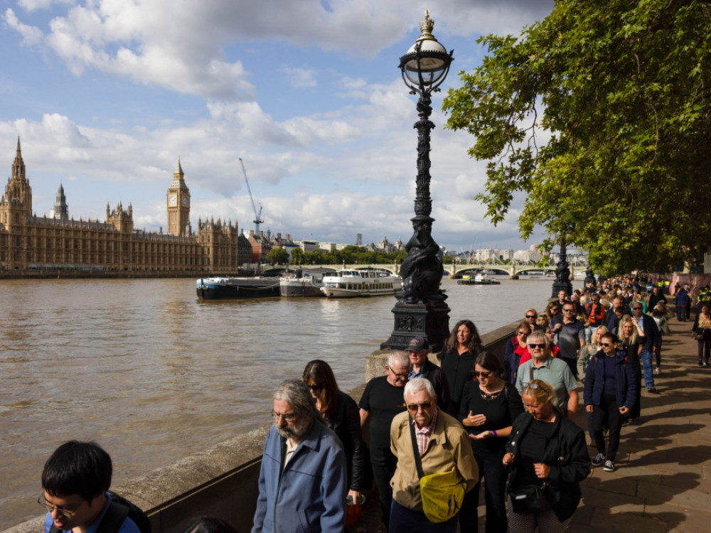 ОК ја испраќа кралицата, 'Хитроу' одложи 100 летови за да биде тишина