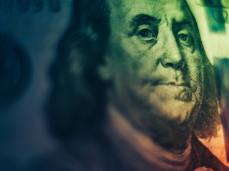 Доларот паѓа пред очекувањата за помало затегнување од ФЕД