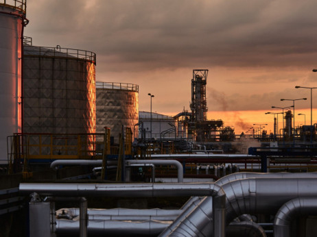 ОПЕК+ со план за зголемување на цената на нафтата