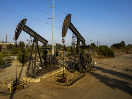 Цената на нафтата паѓа трет ден по ред