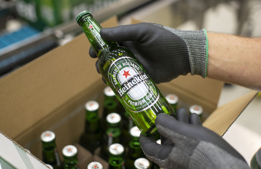 'Хајнекен' забележува опаѓање на побарувачката за пиво