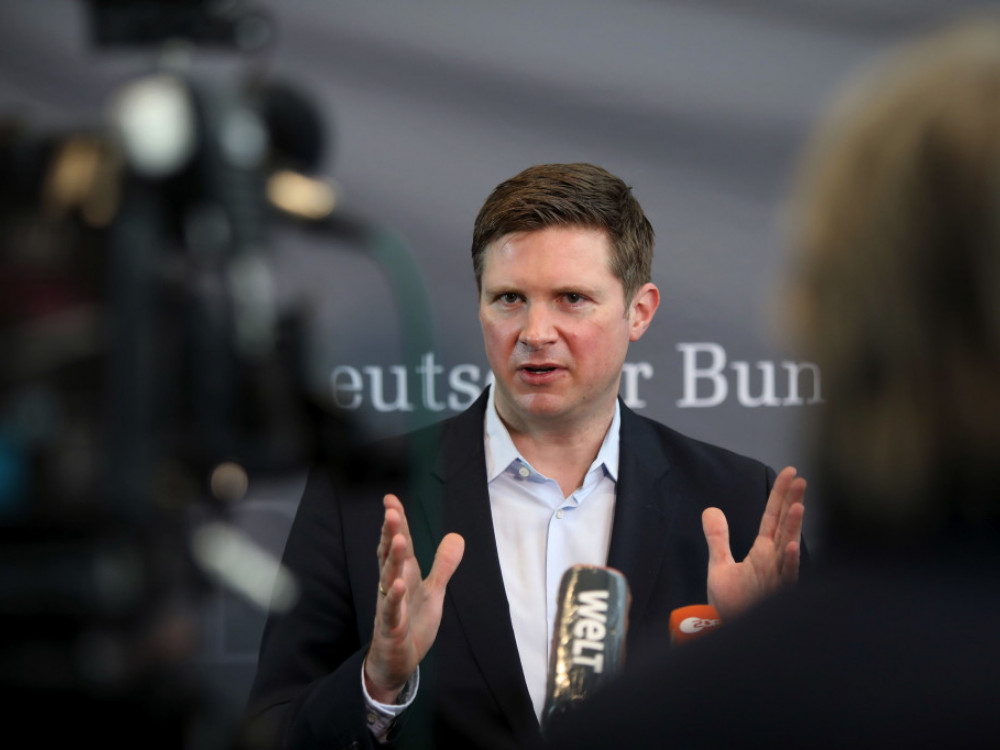 Падот на еврото може да предизвика увозна инфлација, вели германски министер