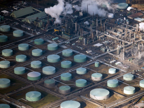 Нафтата расте по шпекулациите дека Кина ја напушта политиката на нулта ковид