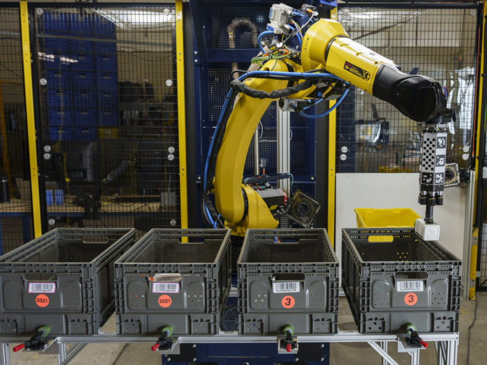 Новиот робот на Амазон во иднина може да ги замени луѓето