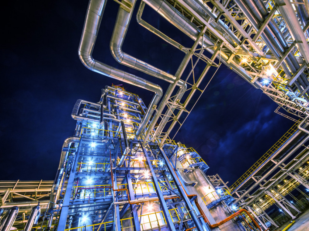 Нафтата расте трет ден по падот на залихите, се чека потег од ОПЕК+