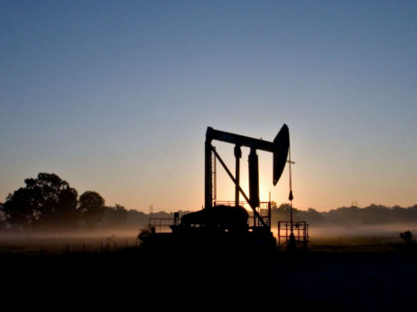 Цената на нафтата паѓа и покрај намалените геополитички ризици
