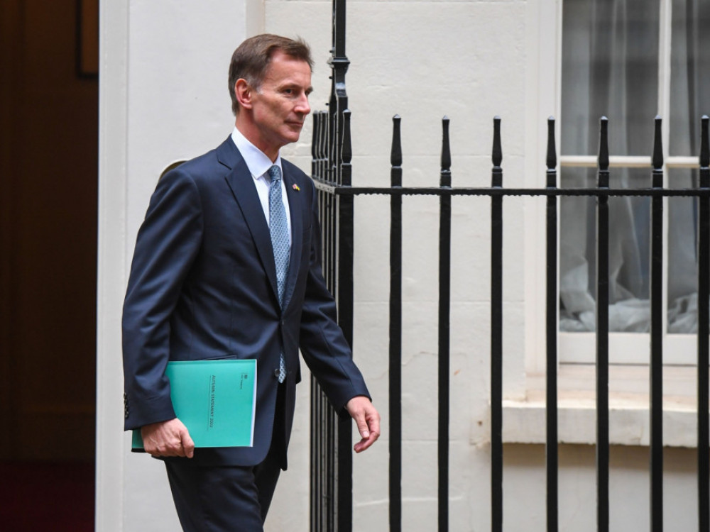 Хант вели Британија е во рецесија, најави високи даноци за богатите