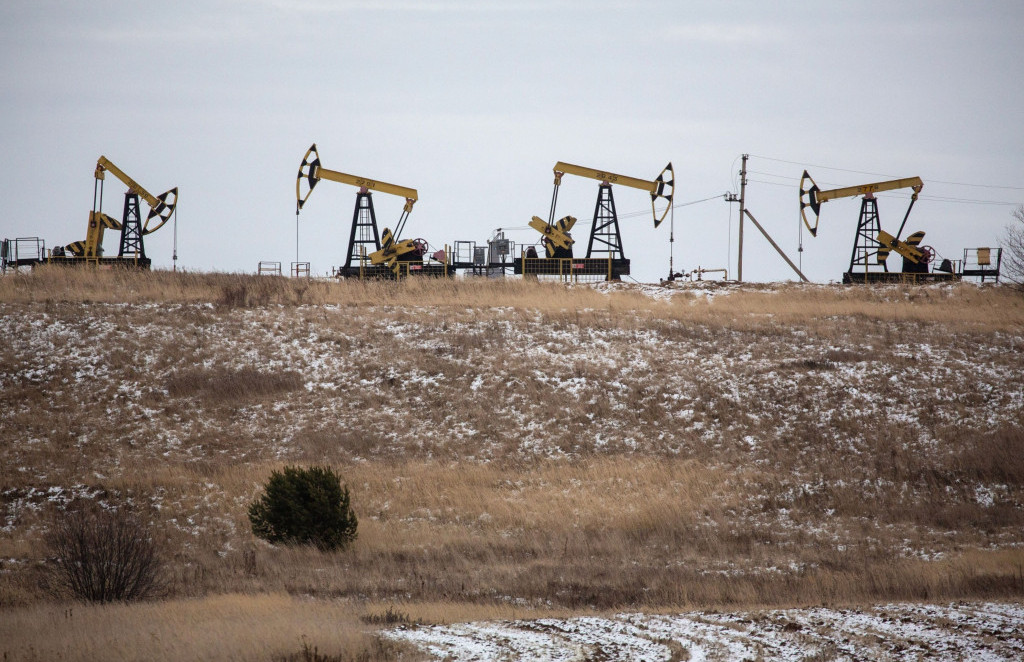 Разговорите за ценовно ограничување продолжуваат, нафтата тоне