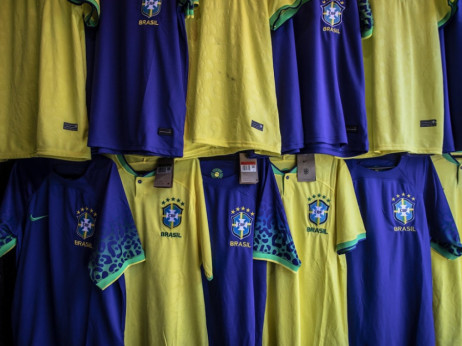 Како политиката го „извалка“ славниот бразилски жолт дрес