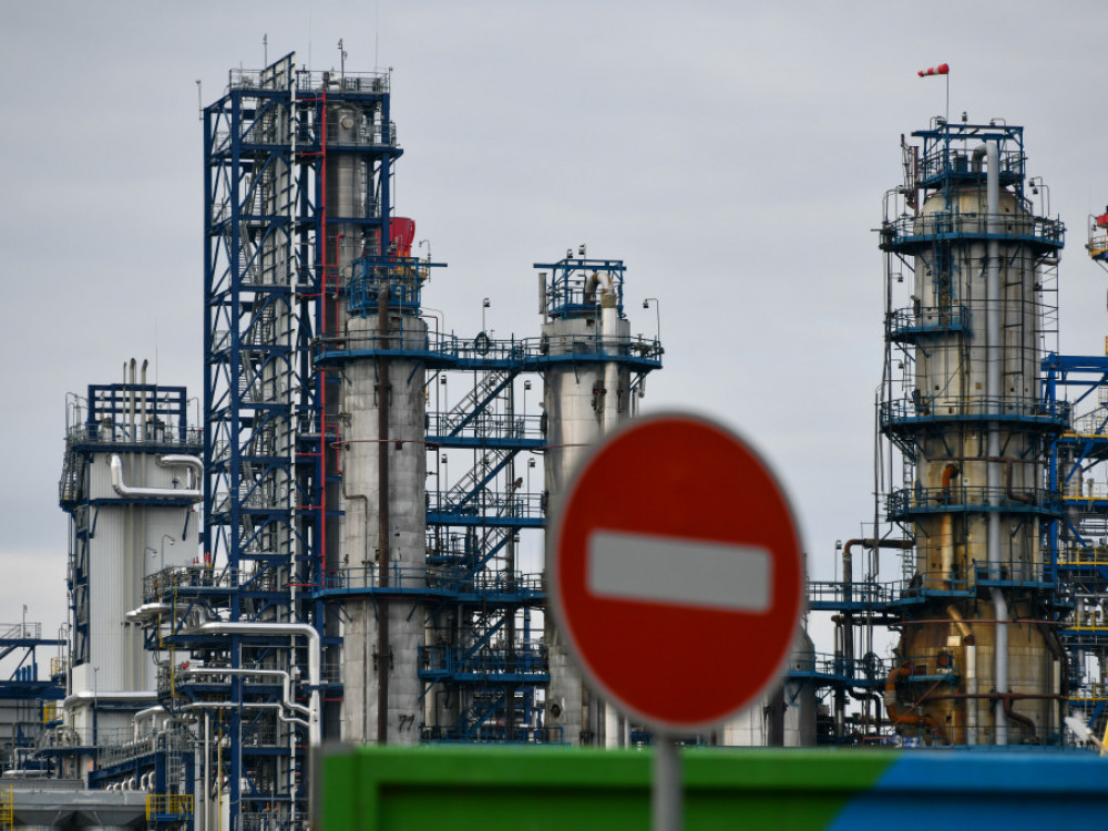 Нафтата расте четврти ден, доларот паѓа, а резервите се намалуваат