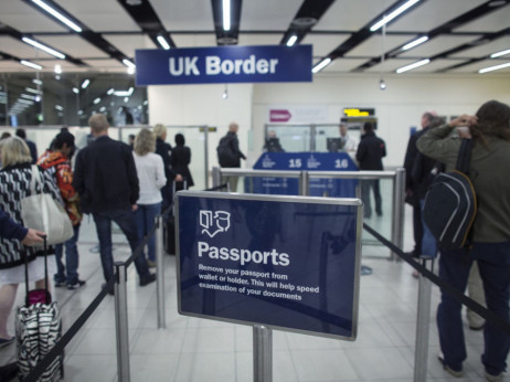 Штрајкот на британските гранични служби ги одложува летовите