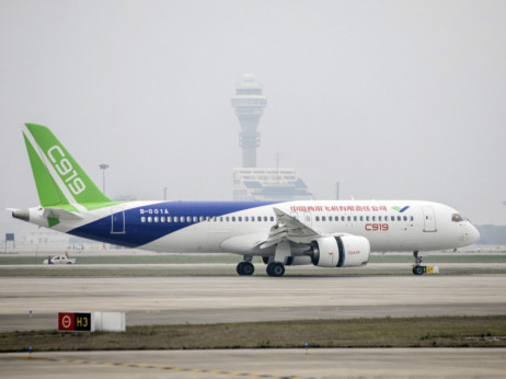 Кина го испорача првиот патнички авион