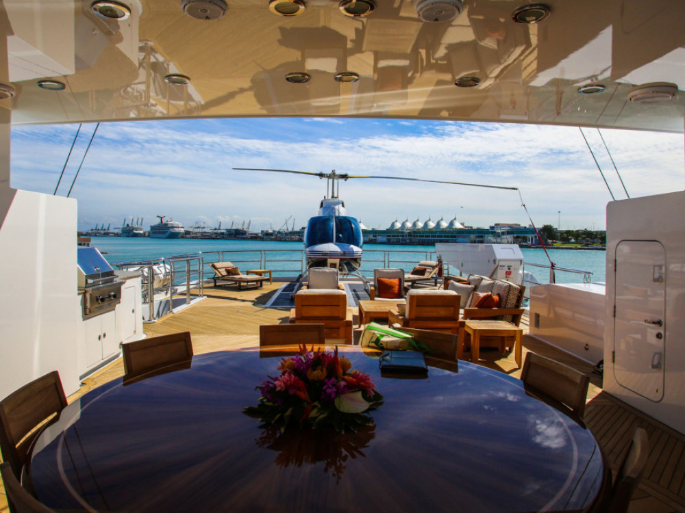 Суперјахти подготвени за раскошни забави ги опколија Карибите